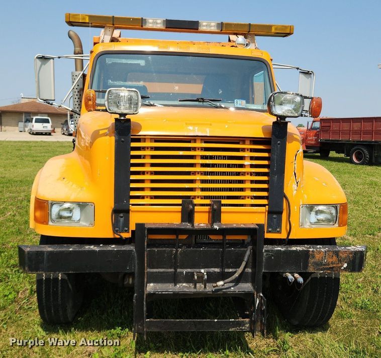 image for item LX9642 2001 International 4900  dump truck