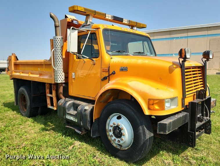 image for item LX9642 2001 International 4900  dump truck