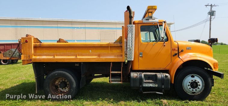 image for item LX9642 2001 International 4900  dump truck