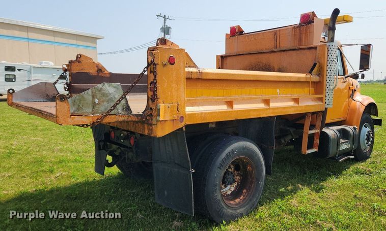 image for item LX9642 2001 International 4900  dump truck