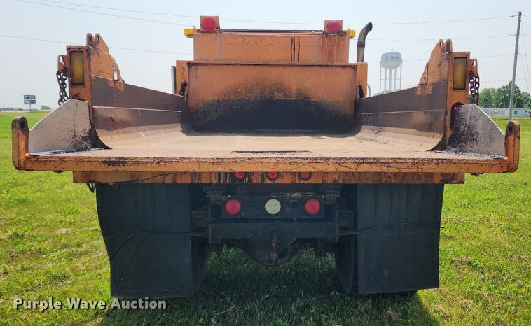 image for item LX9642 2001 International 4900  dump truck