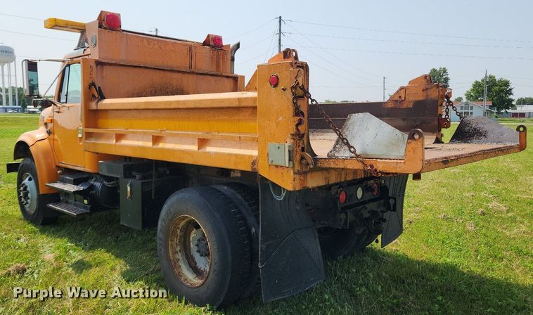 image for item LX9642 2001 International 4900  dump truck