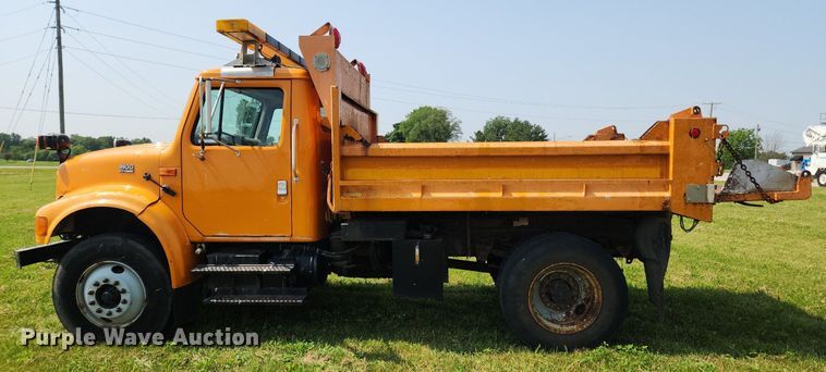 image for item LX9642 2001 International 4900  dump truck