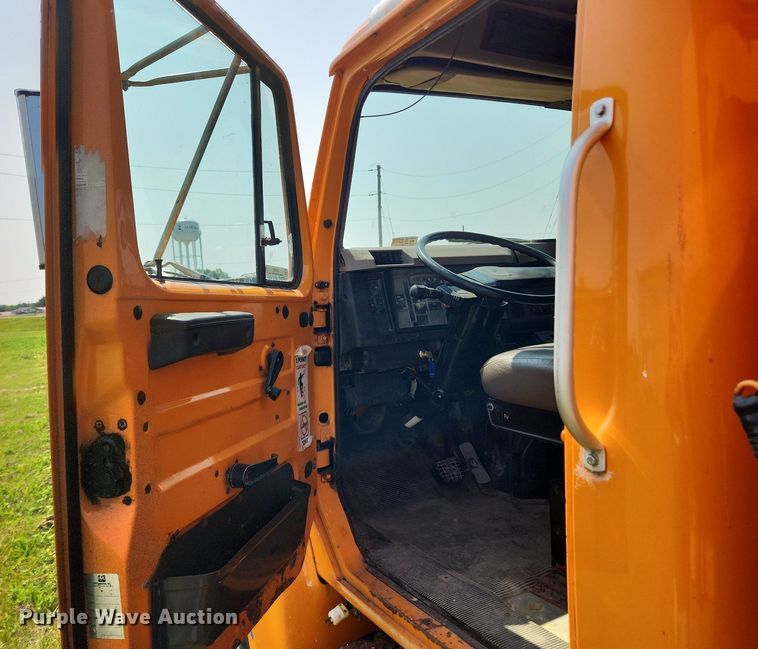 image for item LX9642 2001 International 4900  dump truck