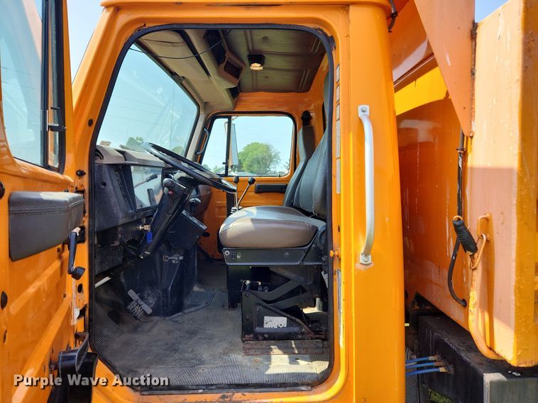 image for item LX9642 2001 International 4900  dump truck