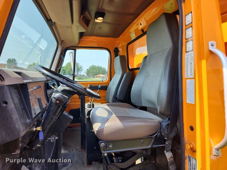 image for item LX9642 2001 International 4900  dump truck