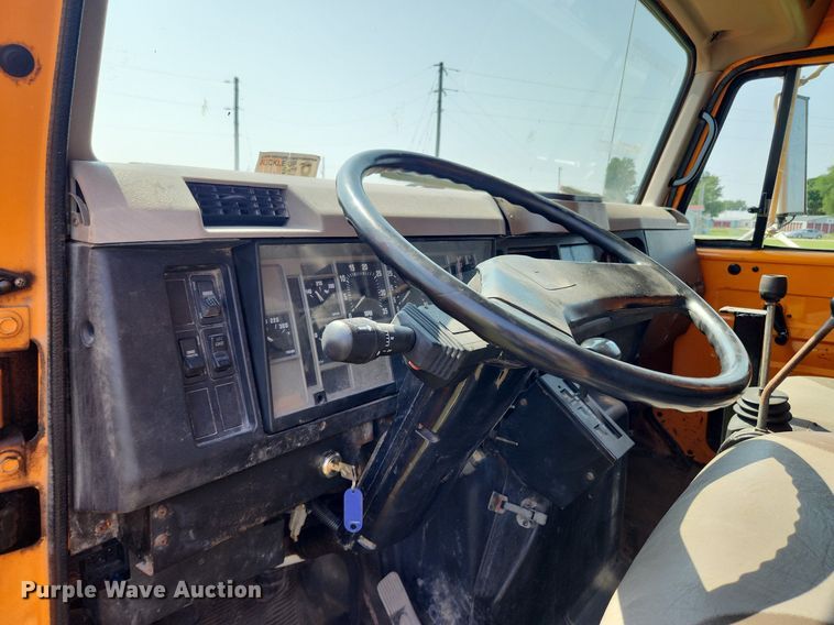 image for item LX9642 2001 International 4900  dump truck