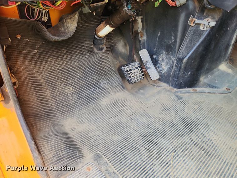 image for item LX9642 2001 International 4900  dump truck