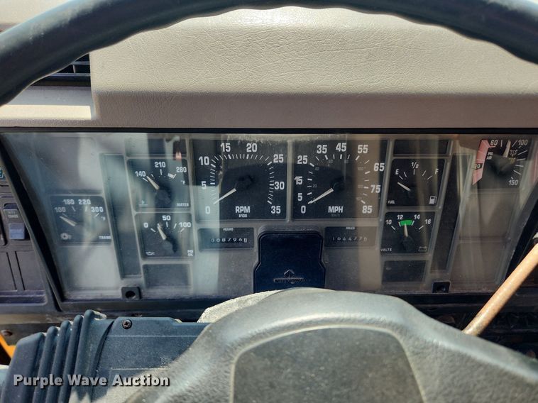 image for item LX9642 2001 International 4900  dump truck