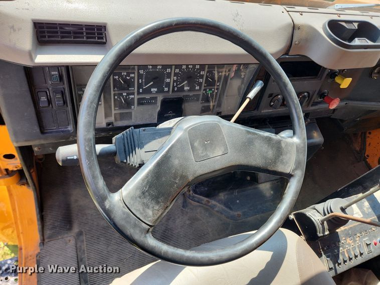 image for item LX9642 2001 International 4900  dump truck