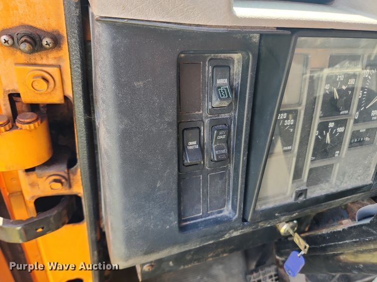 image for item LX9642 2001 International 4900  dump truck