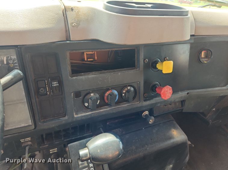 image for item LX9642 2001 International 4900  dump truck