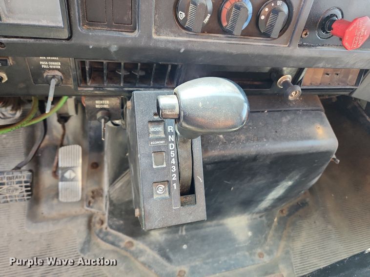 image for item LX9642 2001 International 4900  dump truck