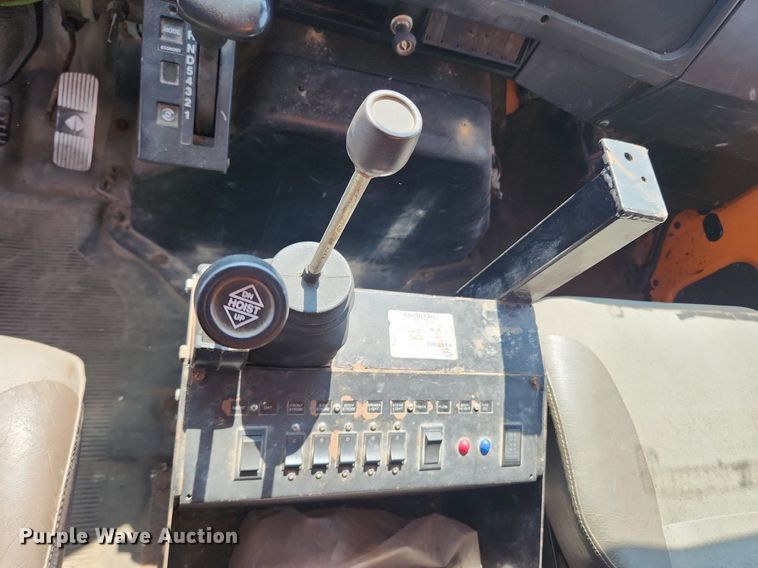 image for item LX9642 2001 International 4900  dump truck