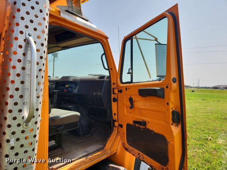 image for item LX9642 2001 International 4900  dump truck