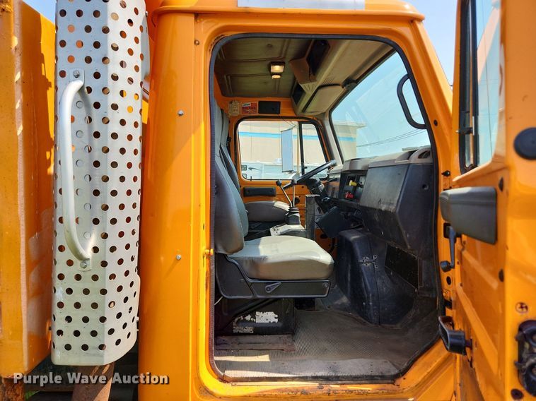 image for item LX9642 2001 International 4900  dump truck