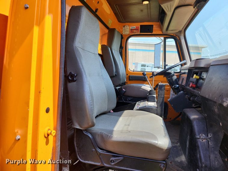 image for item LX9642 2001 International 4900  dump truck