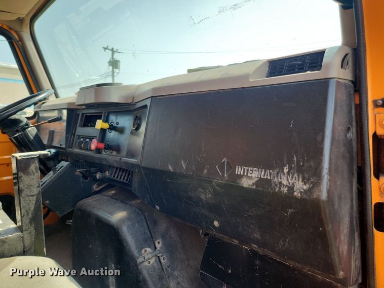 image for item LX9642 2001 International 4900  dump truck