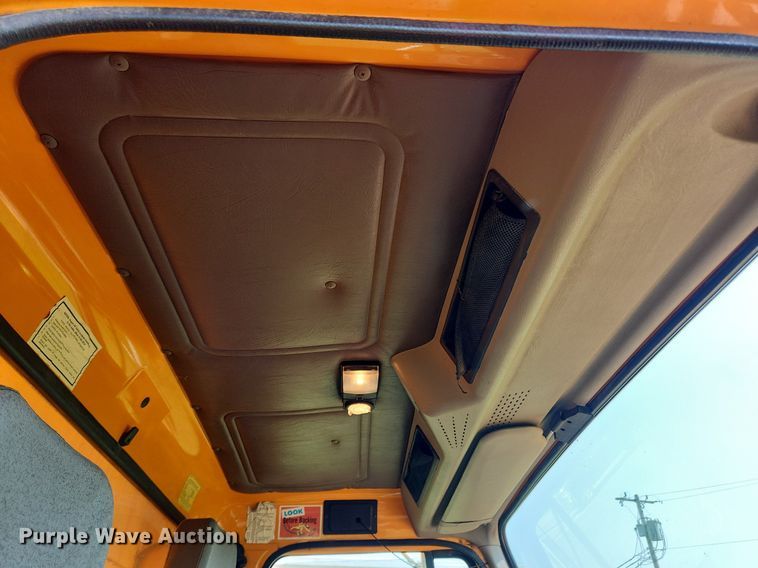 image for item LX9642 2001 International 4900  dump truck