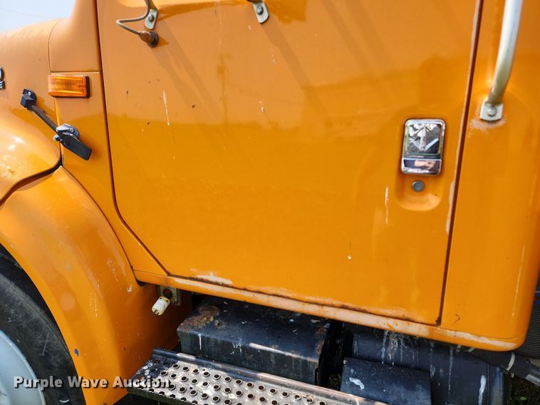 image for item LX9642 2001 International 4900  dump truck