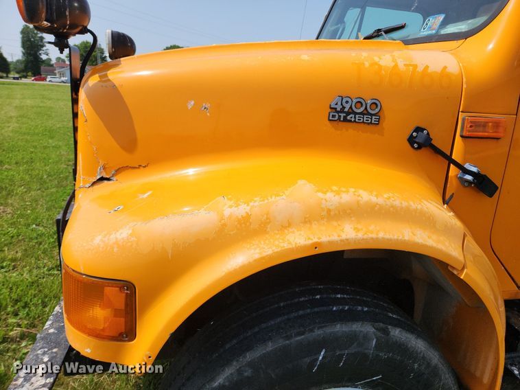 image for item LX9642 2001 International 4900  dump truck