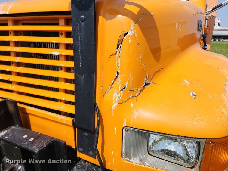 image for item LX9642 2001 International 4900  dump truck