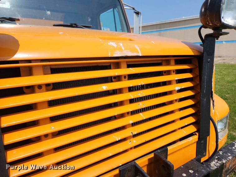 image for item LX9642 2001 International 4900  dump truck