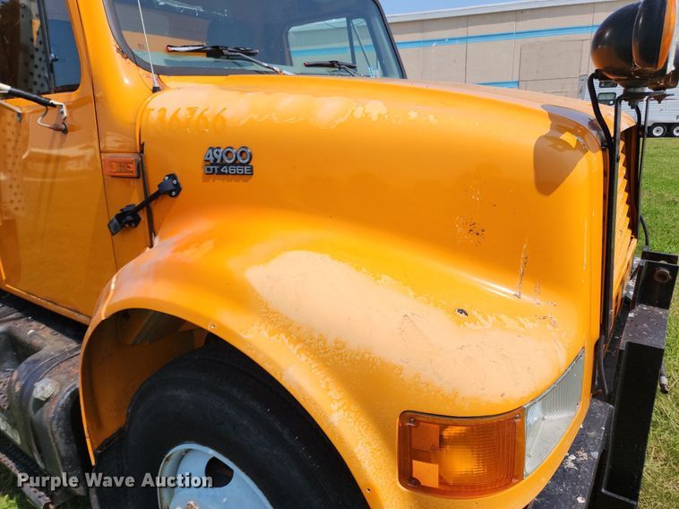 image for item LX9642 2001 International 4900  dump truck