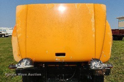 image for item LX9642 2001 International 4900  dump truck