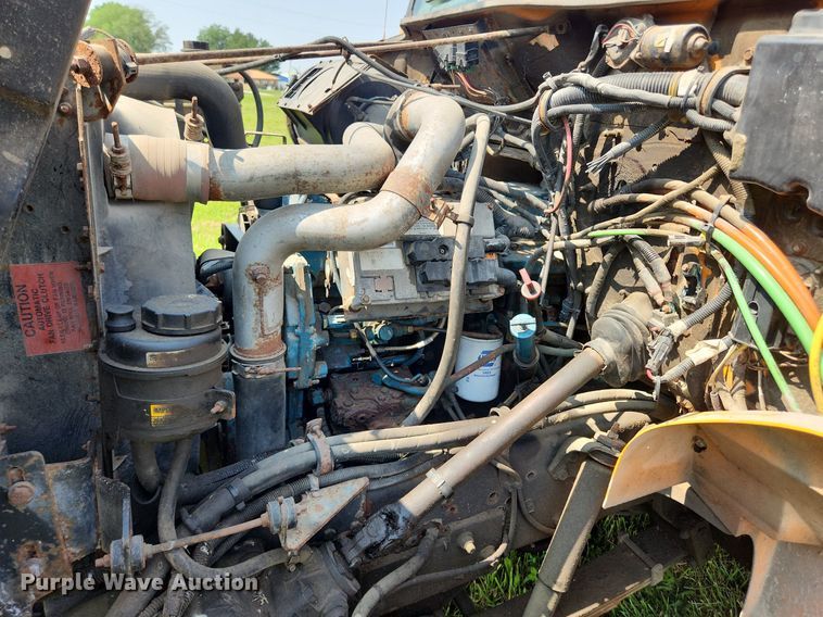 image for item LX9642 2001 International 4900  dump truck