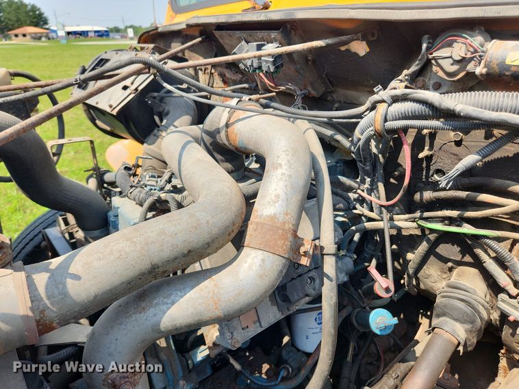 image for item LX9642 2001 International 4900  dump truck