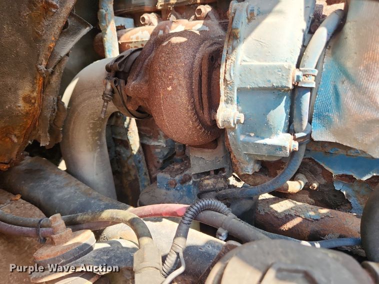 image for item LX9642 2001 International 4900  dump truck