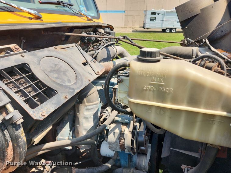 image for item LX9642 2001 International 4900  dump truck