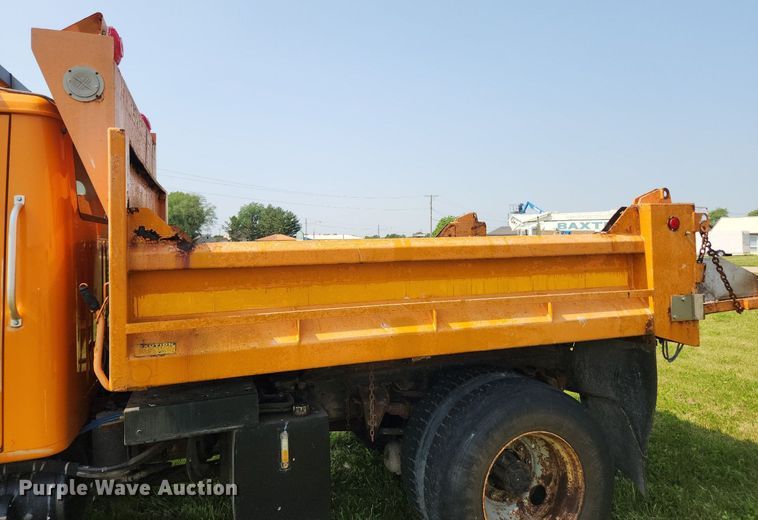 image for item LX9642 2001 International 4900  dump truck