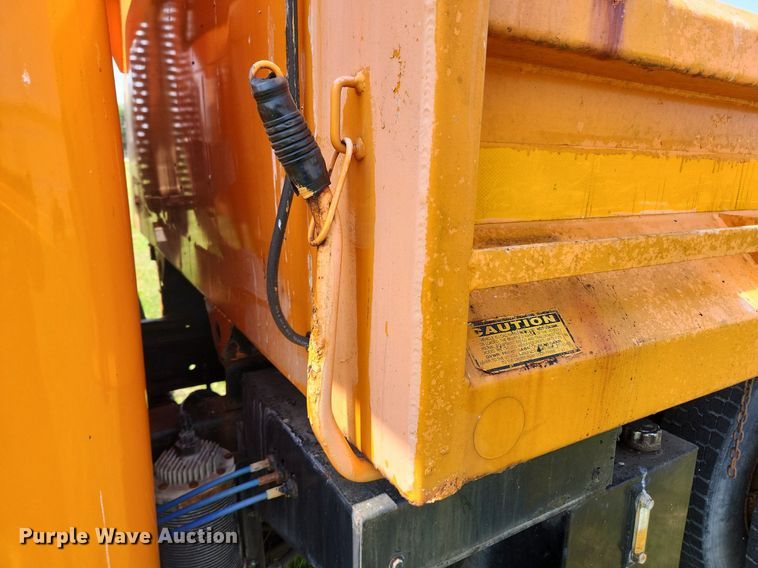 image for item LX9642 2001 International 4900  dump truck