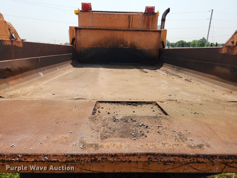 image for item LX9642 2001 International 4900  dump truck