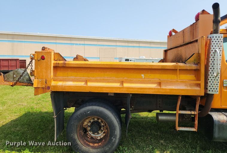 image for item LX9642 2001 International 4900  dump truck