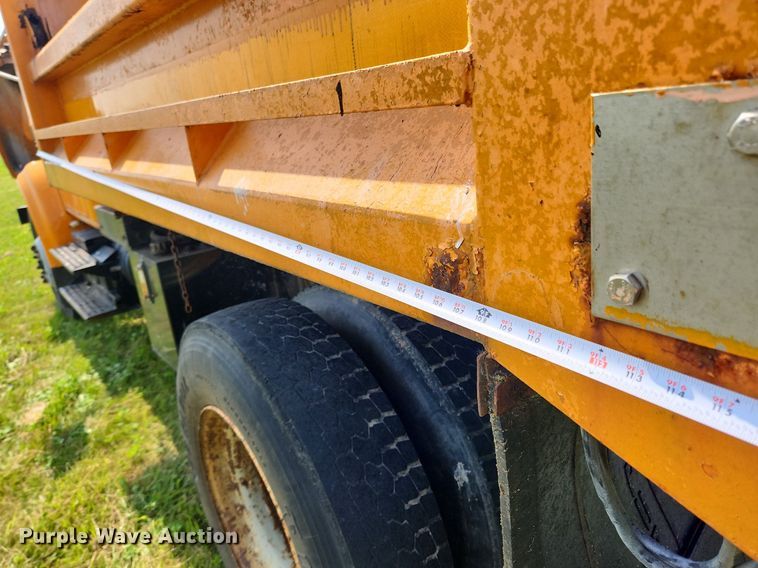 image for item LX9642 2001 International 4900  dump truck