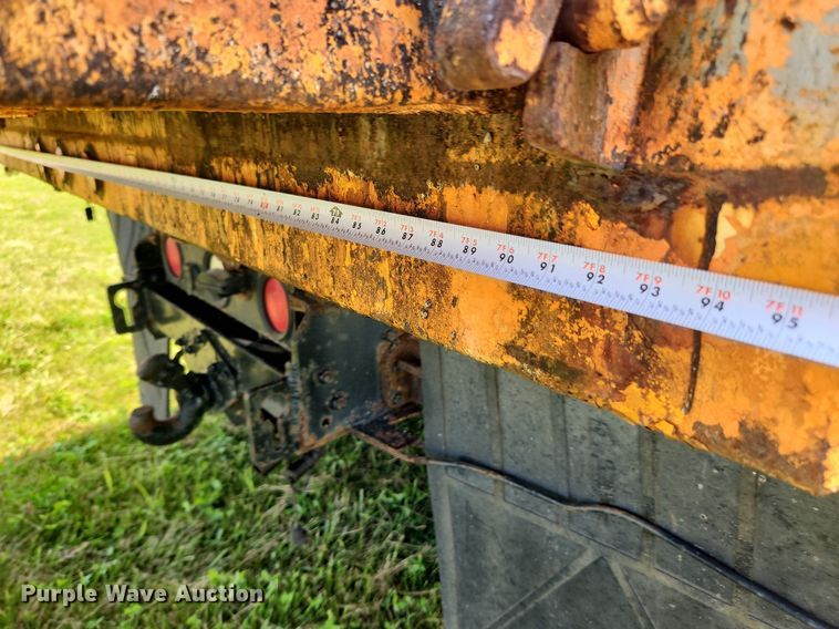 image for item LX9642 2001 International 4900  dump truck