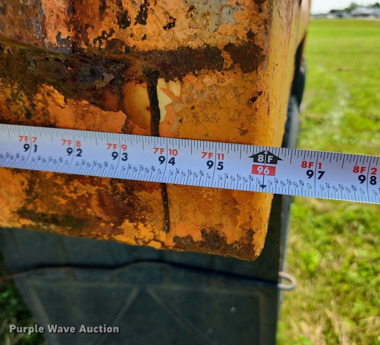 image for item LX9642 2001 International 4900  dump truck