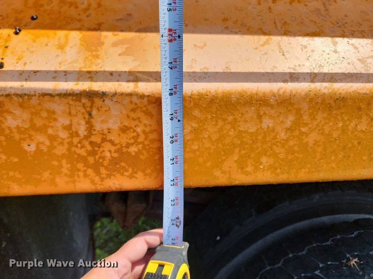 image for item LX9642 2001 International 4900  dump truck