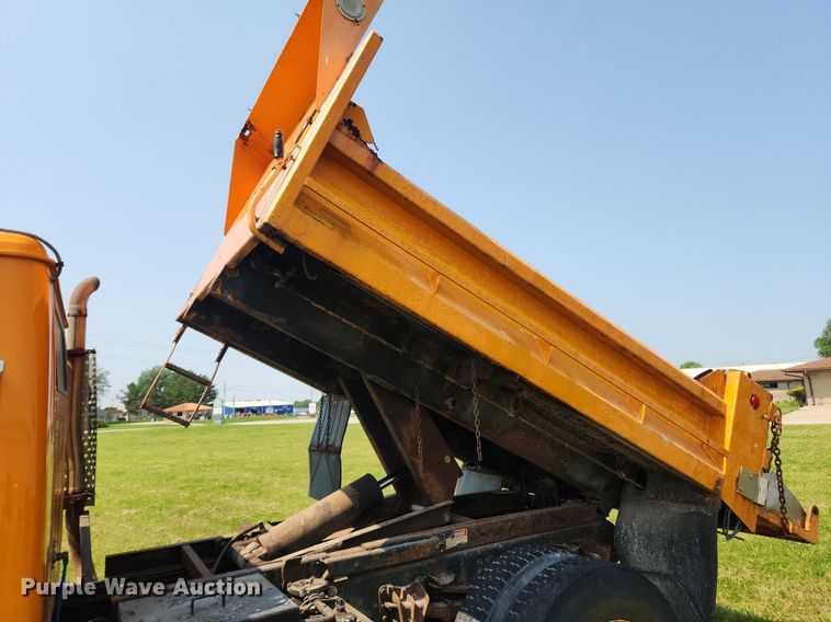 image for item LX9642 2001 International 4900  dump truck