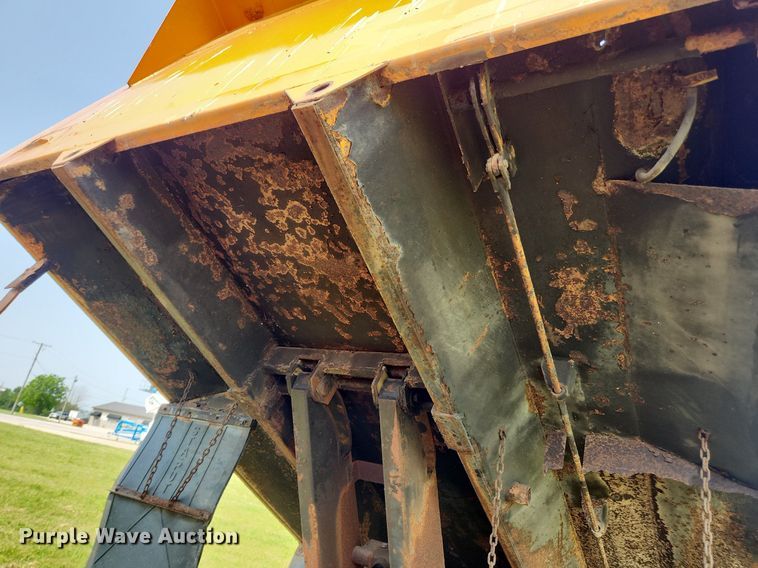 image for item LX9642 2001 International 4900  dump truck