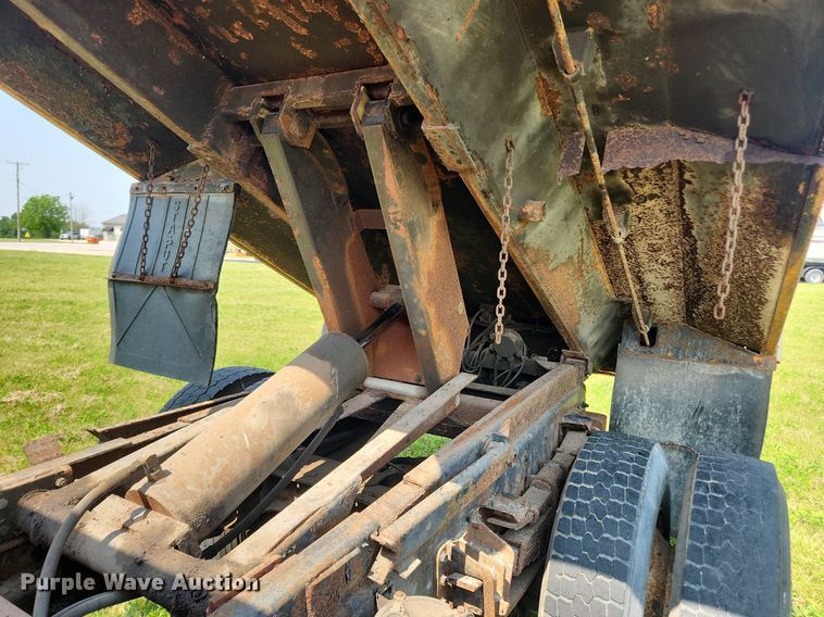 image for item LX9642 2001 International 4900  dump truck