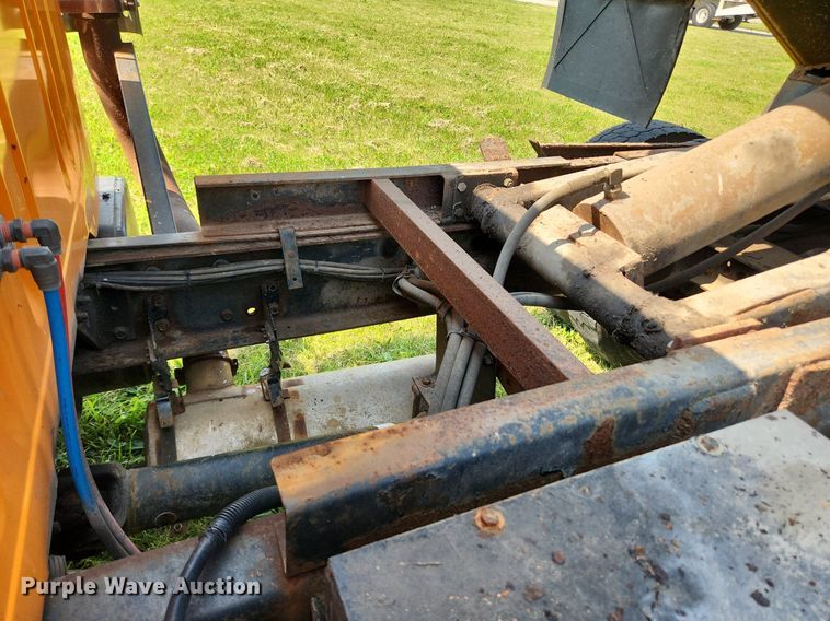 image for item LX9642 2001 International 4900  dump truck