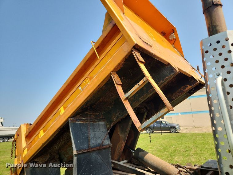 image for item LX9642 2001 International 4900  dump truck