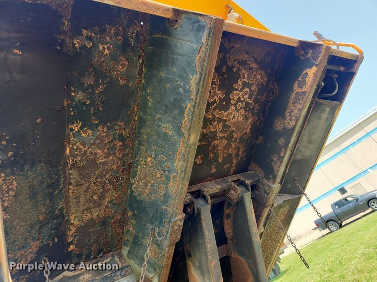 image for item LX9642 2001 International 4900  dump truck