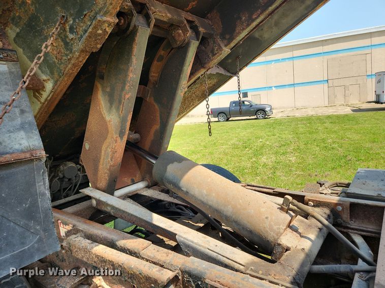 image for item LX9642 2001 International 4900  dump truck