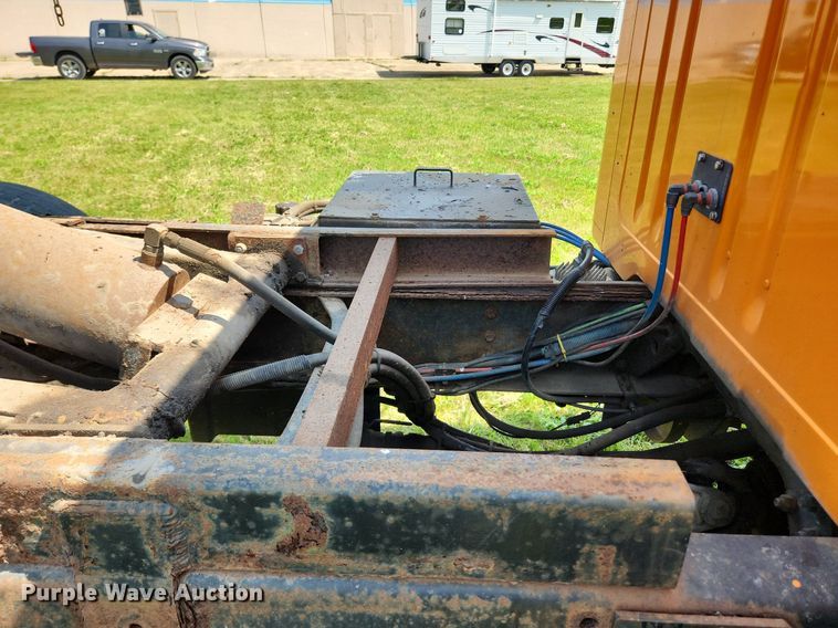 image for item LX9642 2001 International 4900  dump truck