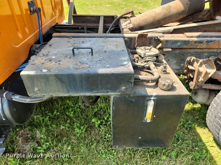 image for item LX9642 2001 International 4900  dump truck